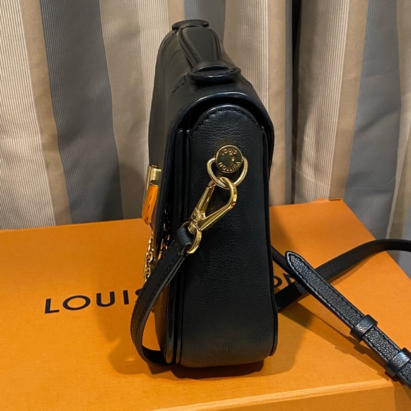 Louis Vuitton Very Messenger - Picture 11 of 13